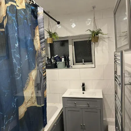 Master Bedroom In A House Share Thirty Minutes Away From Waterloo Station Shared Bathroom Surbiton Exterior photo