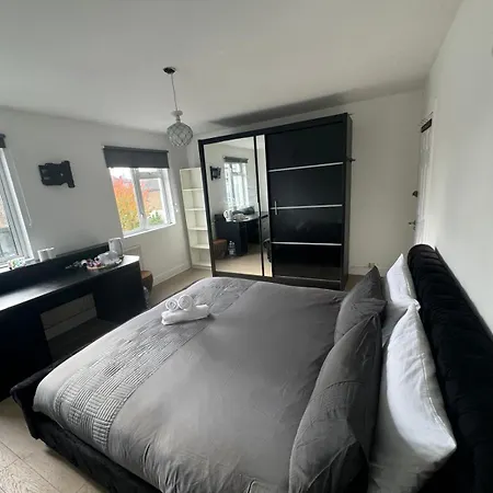 Master Bedroom In A House Share Thirty Minutes Away From Waterloo Station Shared Bathroom Surbiton Exterior photo
