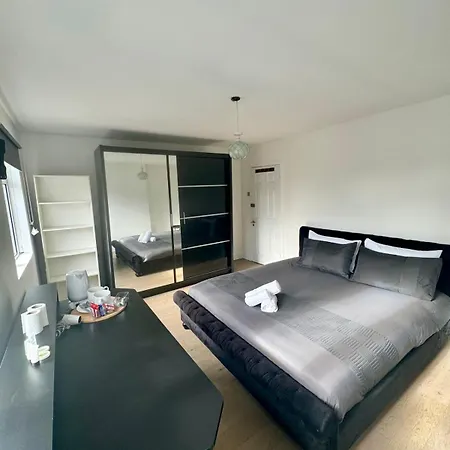 Master Bedroom In A House Share Thirty Minutes Away From Waterloo Station Shared Bathroom Surbiton Exterior photo