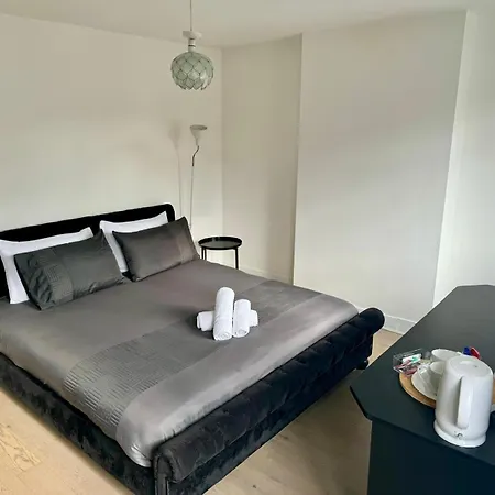 Master Bedroom In A House Share Thirty Minutes Away From Waterloo Station Shared Bathroom Surbiton Exterior photo