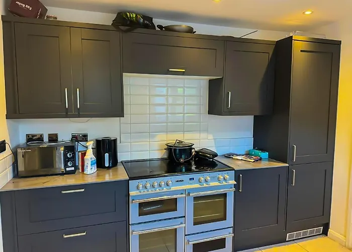 Master Bedroom In A House Share Thirty Minutes Away From Waterloo Station Shared Bathroom