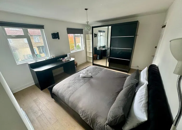 Master Bedroom In A House Share Thirty Minutes Away From Waterloo Station Shared Bathroom