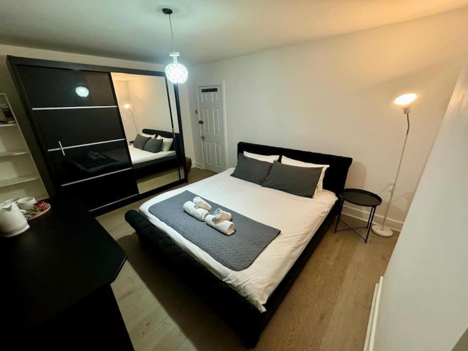 Master Bedroom In A House Share Thirty Minutes Away From Waterloo Station Shared Bathroom Apartment Surbiton