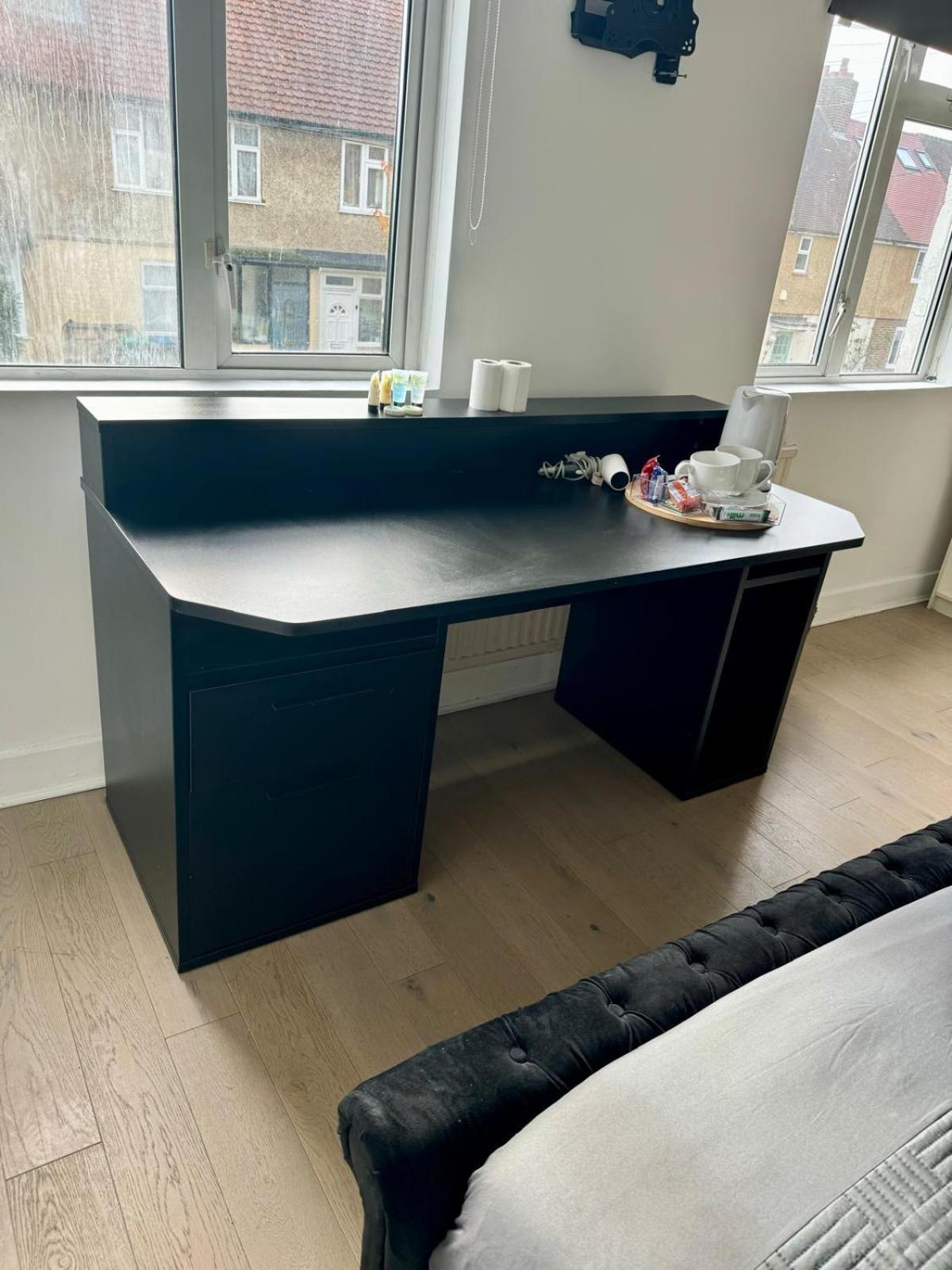 Apartment Master Bedroom In A House Share Thirty Minutes Away From Waterloo Station Shared Bathroom Surbiton