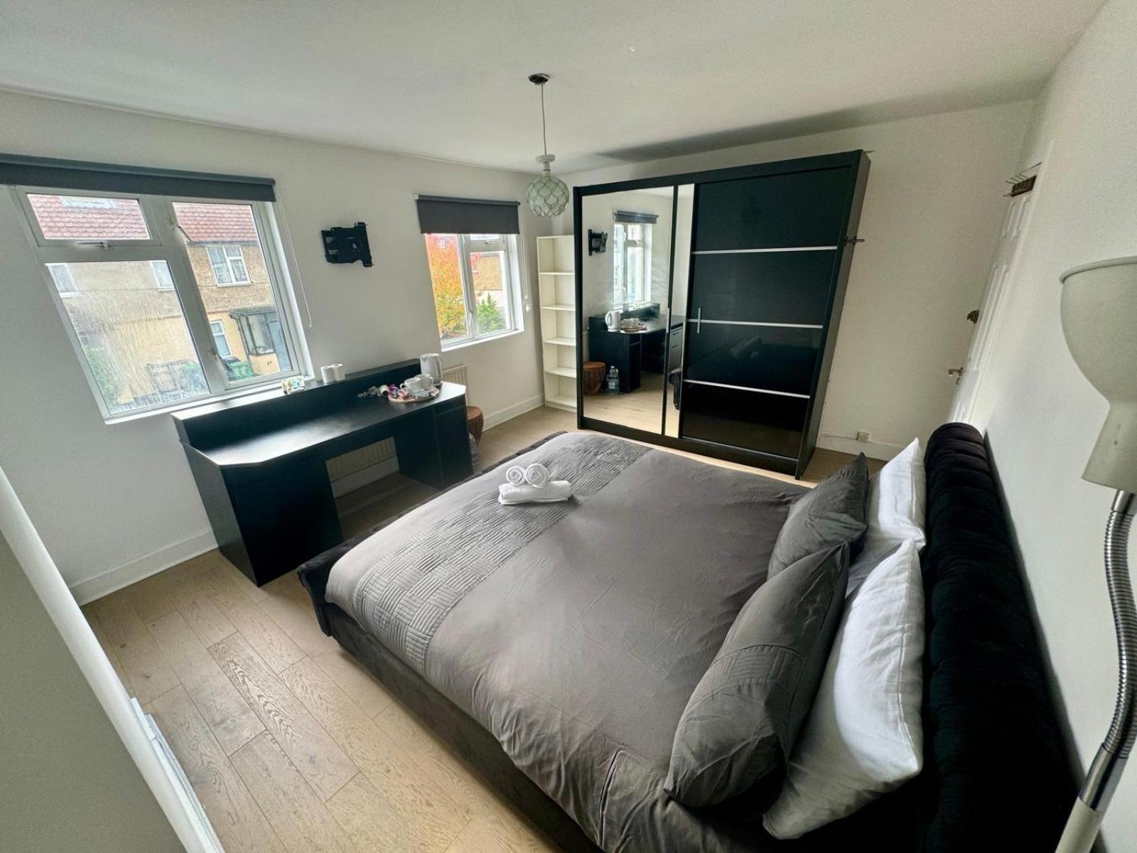 Master Bedroom In A House Share Thirty Minutes Away From Waterloo Station Shared Bathroom Apartment *
