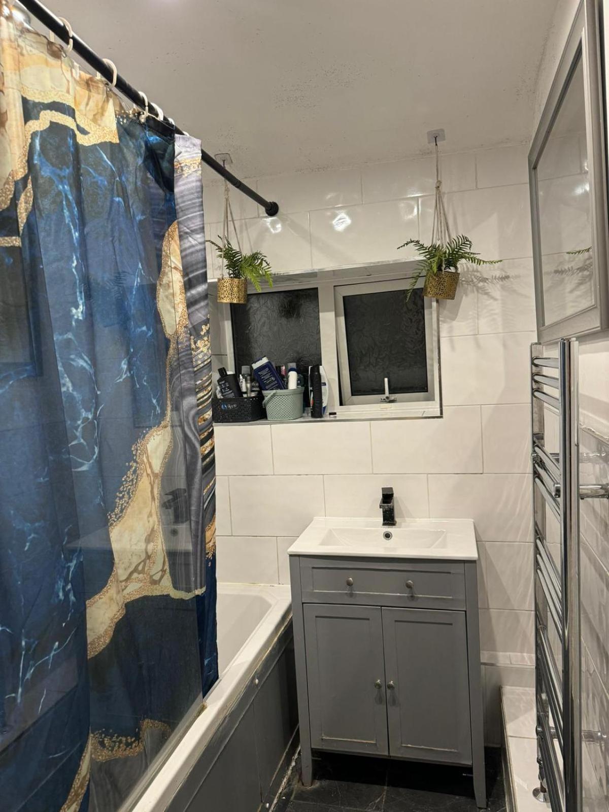 Apartment Master Bedroom In A House Share Thirty Minutes Away From Waterloo Station Shared Bathroom Surbiton