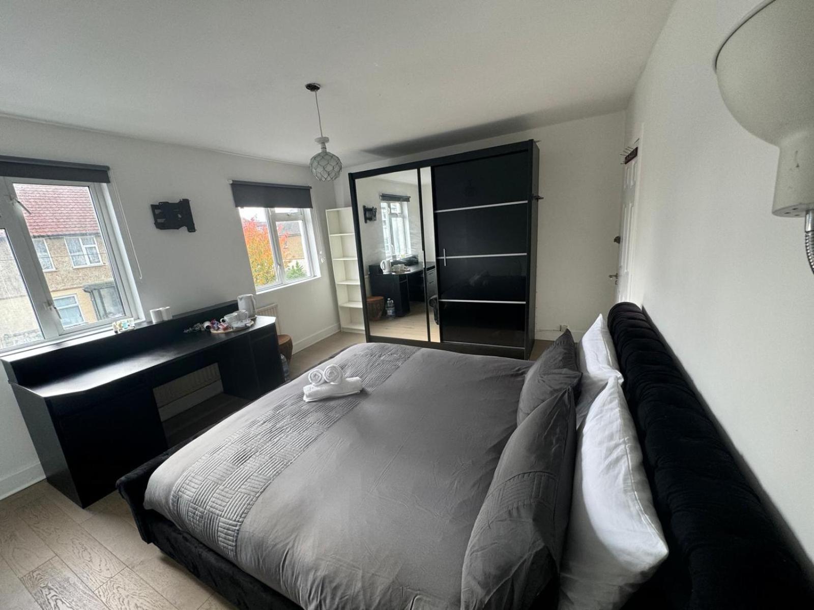Master Bedroom In A House Share Thirty Minutes Away From Waterloo Station Shared Bathroom Surbiton
