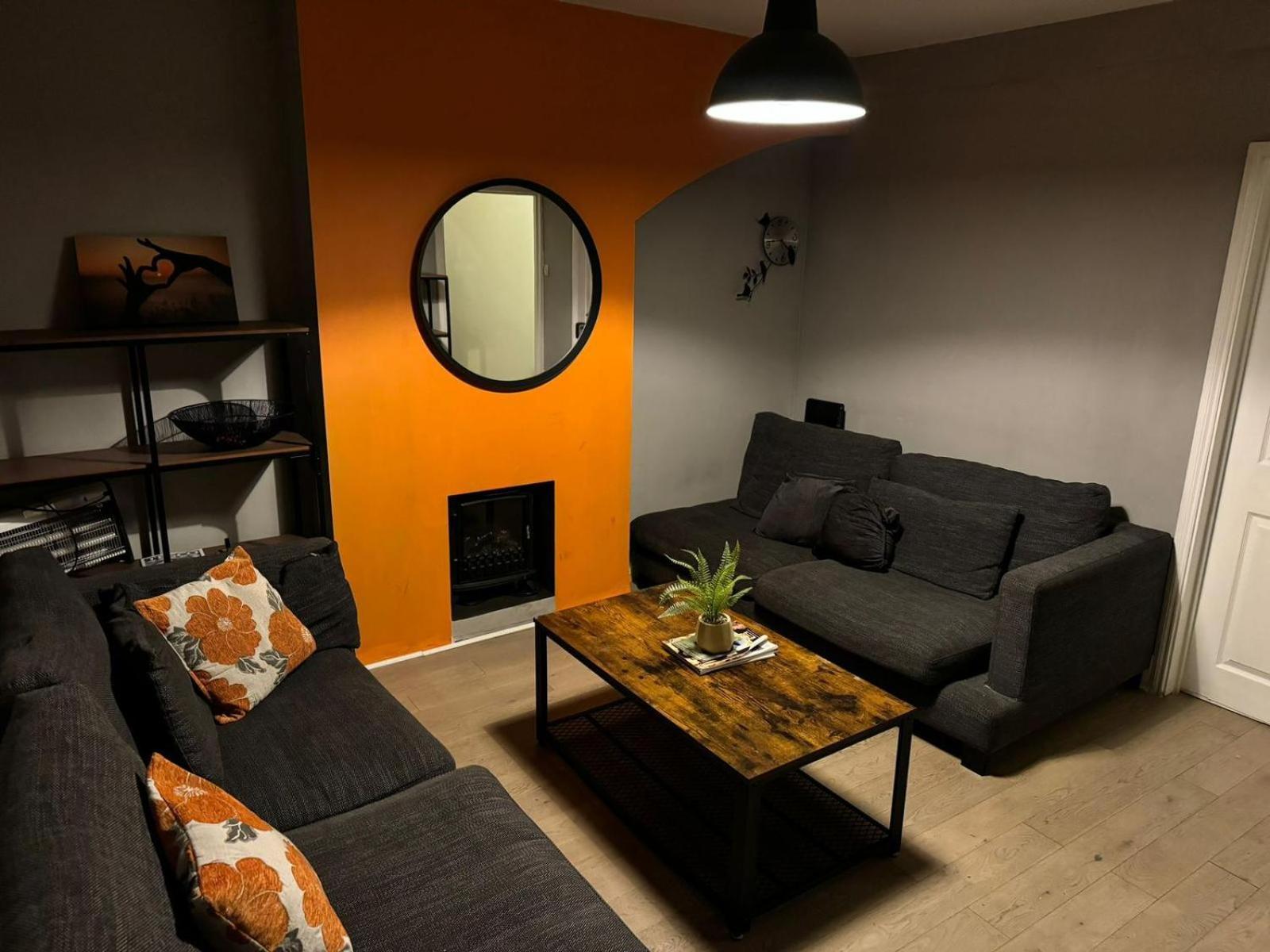 Apartment Master Bedroom In A House Share Thirty Minutes Away From Waterloo Station Shared Bathroom