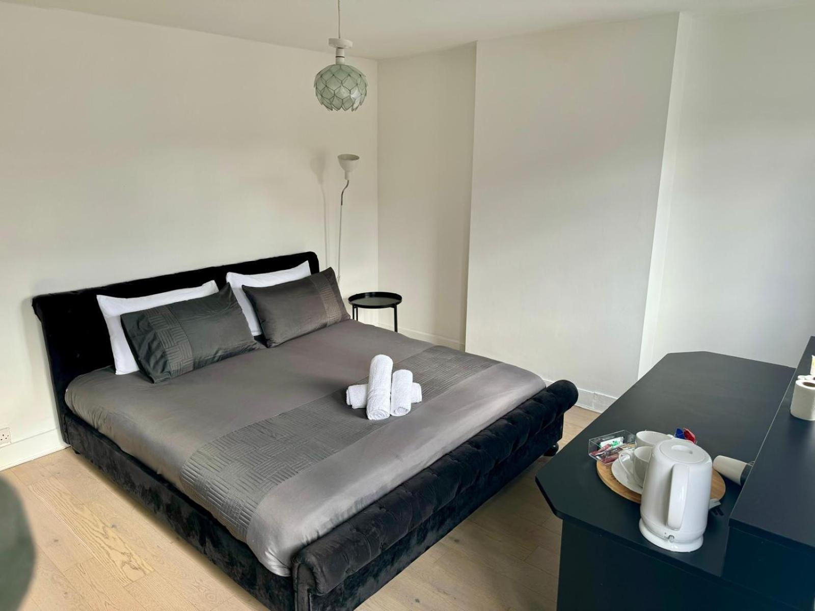 Master Bedroom In A House Share Thirty Minutes Away From Waterloo Station Shared Bathroom * Surbiton