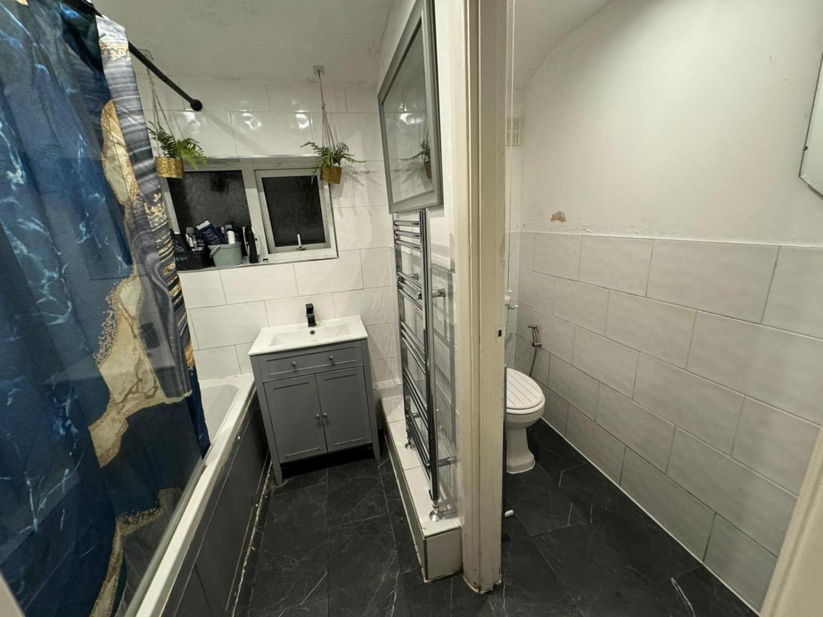 Master Bedroom In A House Share Thirty Minutes Away From Waterloo Station Shared Bathroom *